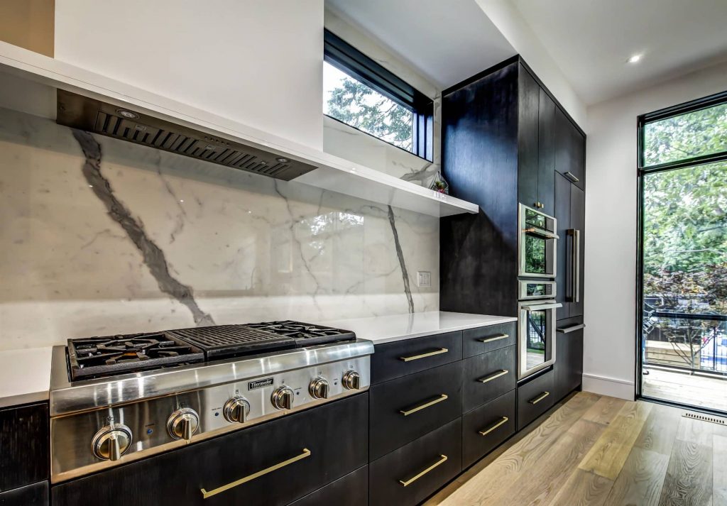 marble-splash-wall-in-custom-kitchen-by-nicks-developments-kitchen-designers